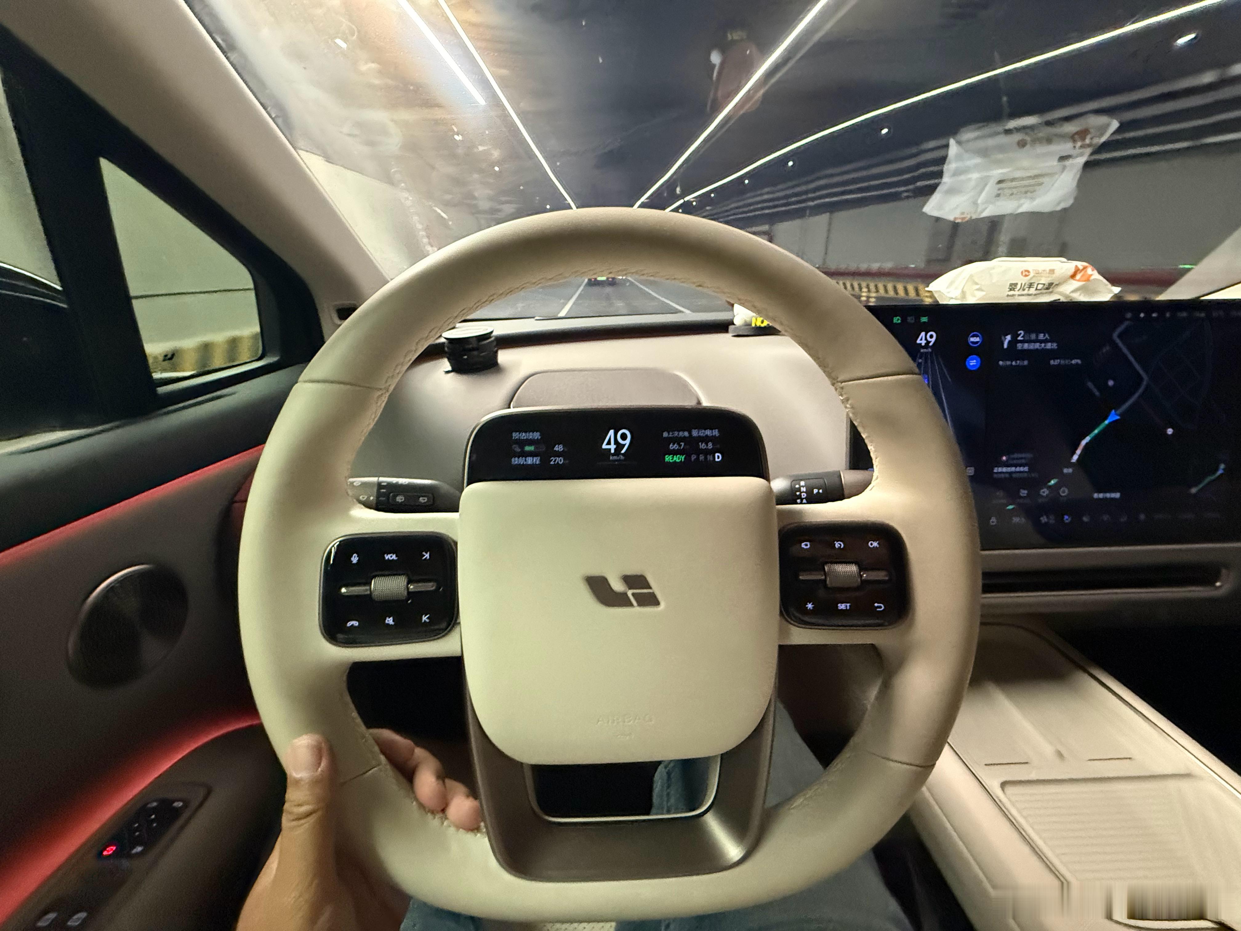 又摸到了我的白色方向盘…说实话某种程度而言我觉得得益于车型上的优势，i8能比ME