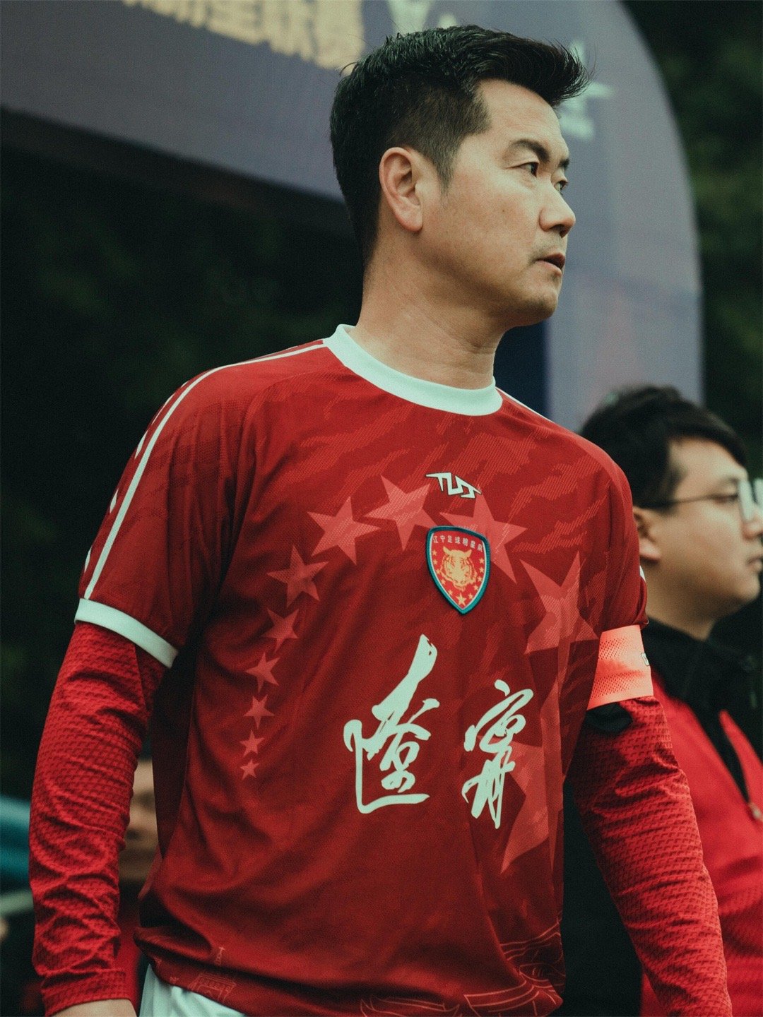 老甲A辽宁队球衣真的爱了，胸前和老队徽一样排列方式的十颗星，象征辽足十冠王，背后