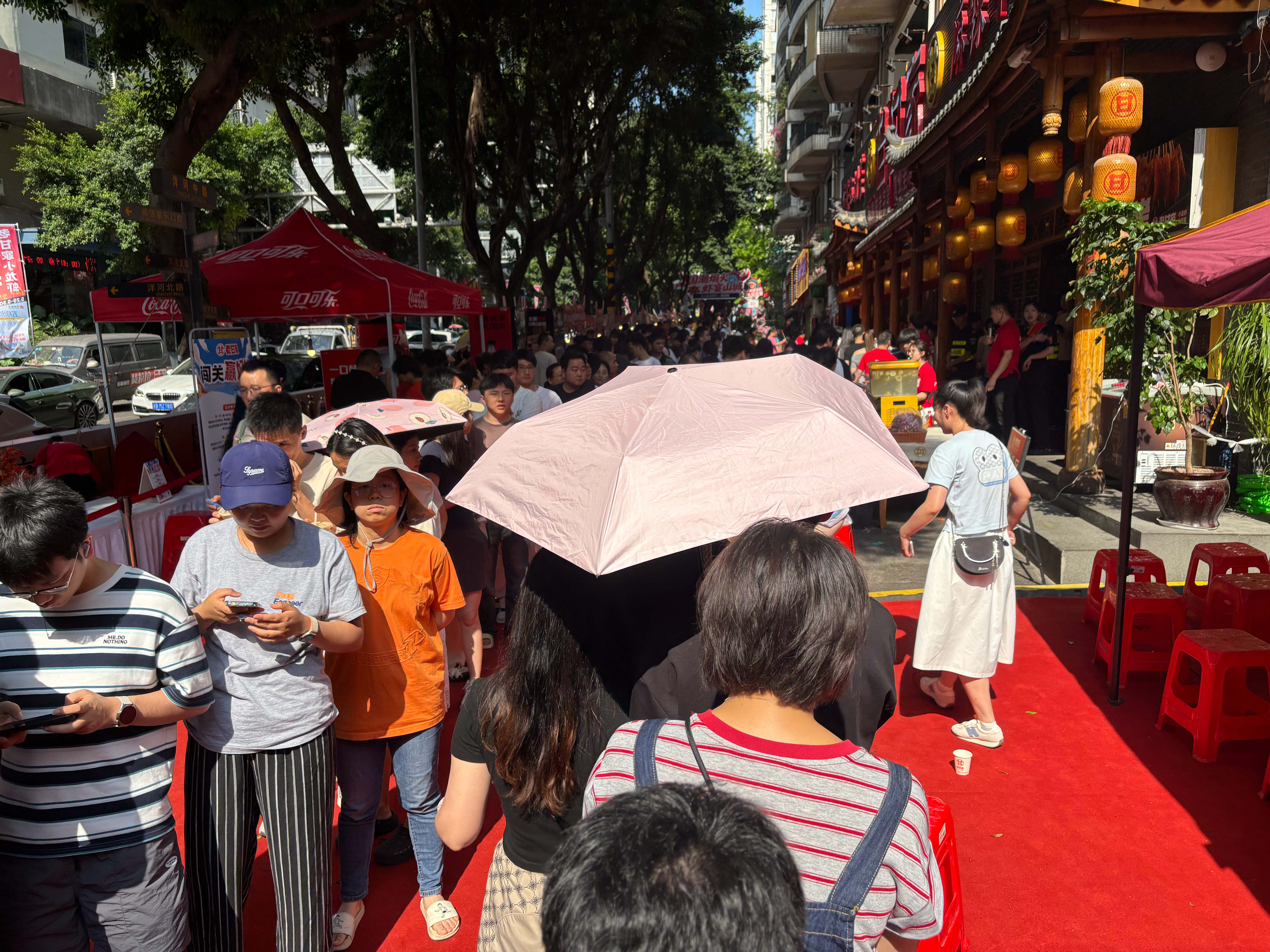 知道这是在干什么吗？重庆一个饭馆取个号吃晚饭而已，三点多开始排队。 