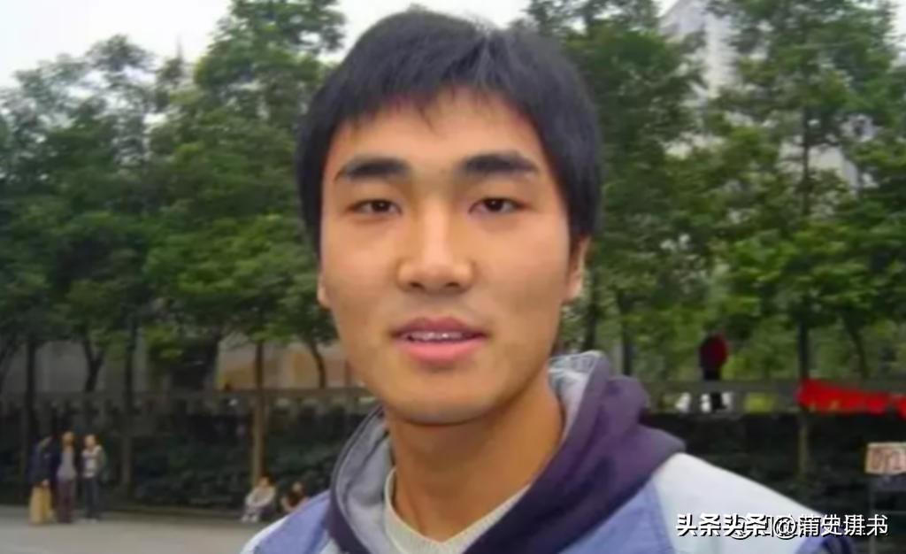 “每月就给我500块，资助不起装什么孙子！”2006年，贫困大学生向海清向媒体怒