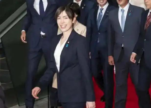 日本新首相高市早苗这波操作，属实让不少人看懵了！竞选时她拍着胸脯承诺，要组建一个