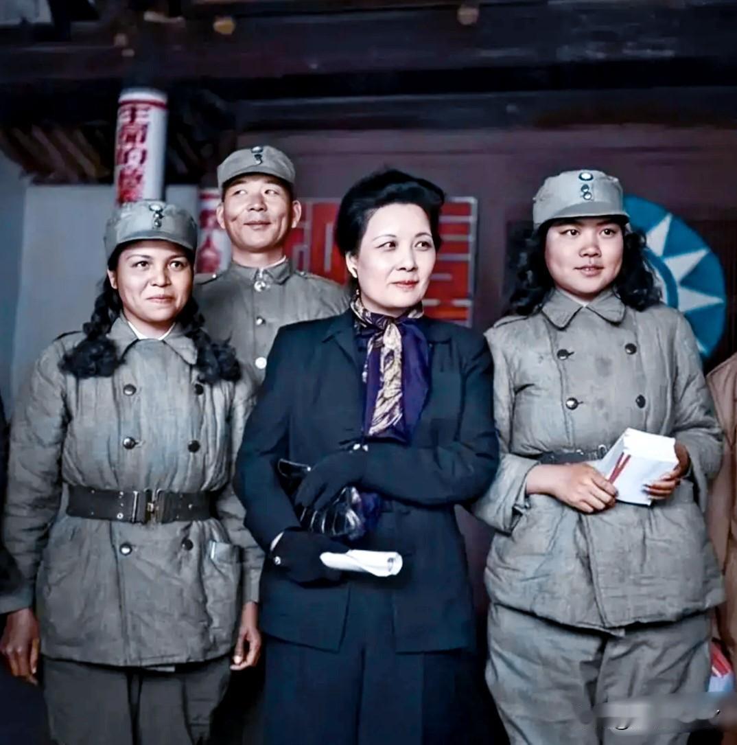 一九四二年，宋美龄到重庆视察十八军之场景，胡琏将军全程陪同且与宋美龄合影留念。这