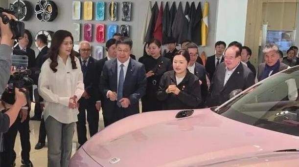 郑丽文去小米转了一圈，雷军顺手送了部新手机。本来挺正常的商务礼节，结果她随口来了