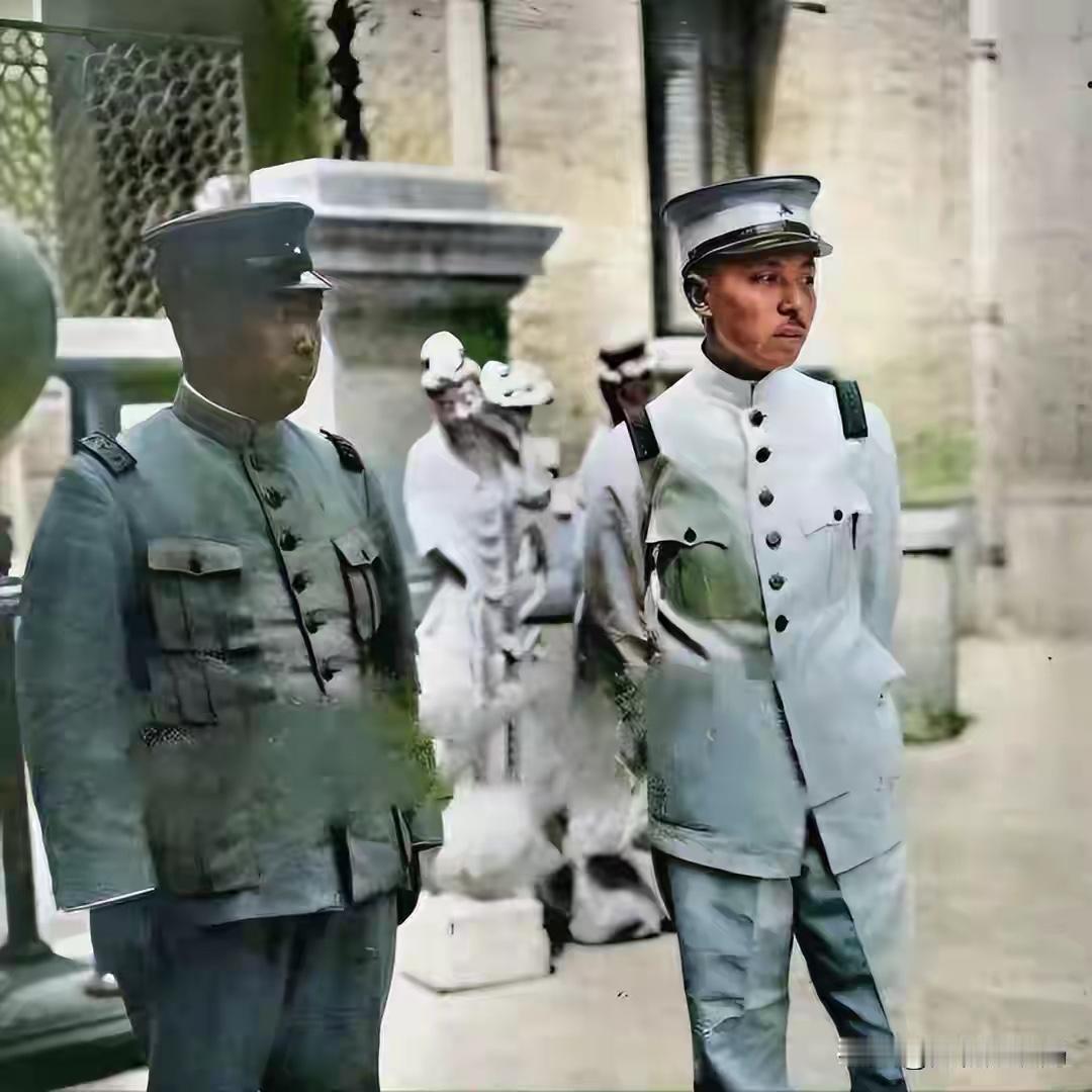 1928年，杨宇霆枪决前与张学良的合影，看站姿，两人早已各怀心思

1928年秋