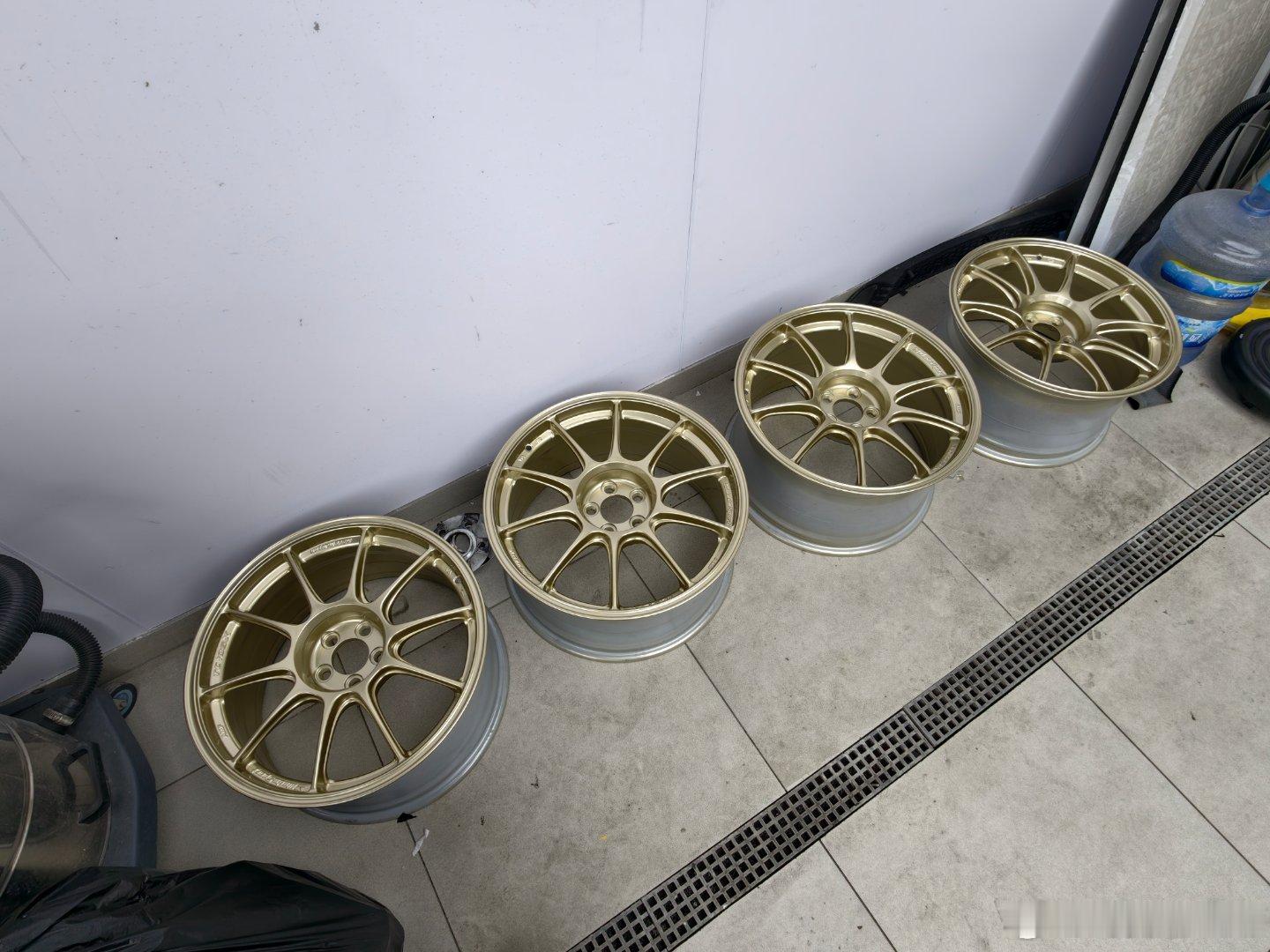 把这个赛道烂仔圈喷了个颜色weds TC105X 应该有人知道的吧 便宜实用改装