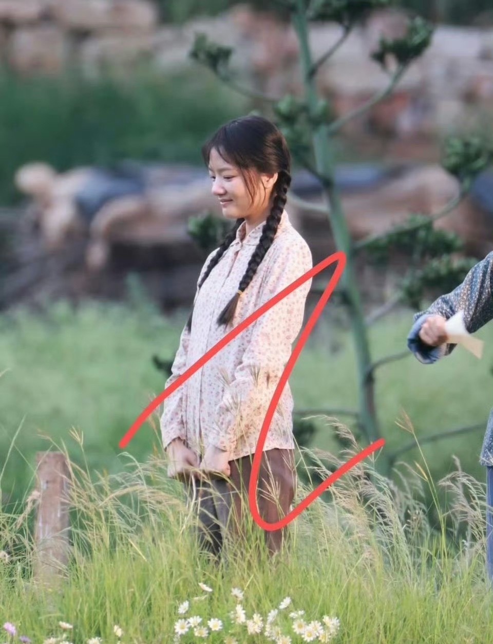 任敏柿柿如意路透来了，装扮比较年代剧，但是猛一看还是挺像王祖蓝的[允悲][允悲]