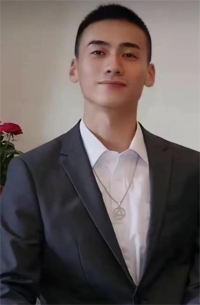他是操礼豪，海军飞行员，于2022年3月1日在南海实战化训练任务中壮烈牺牲。时年