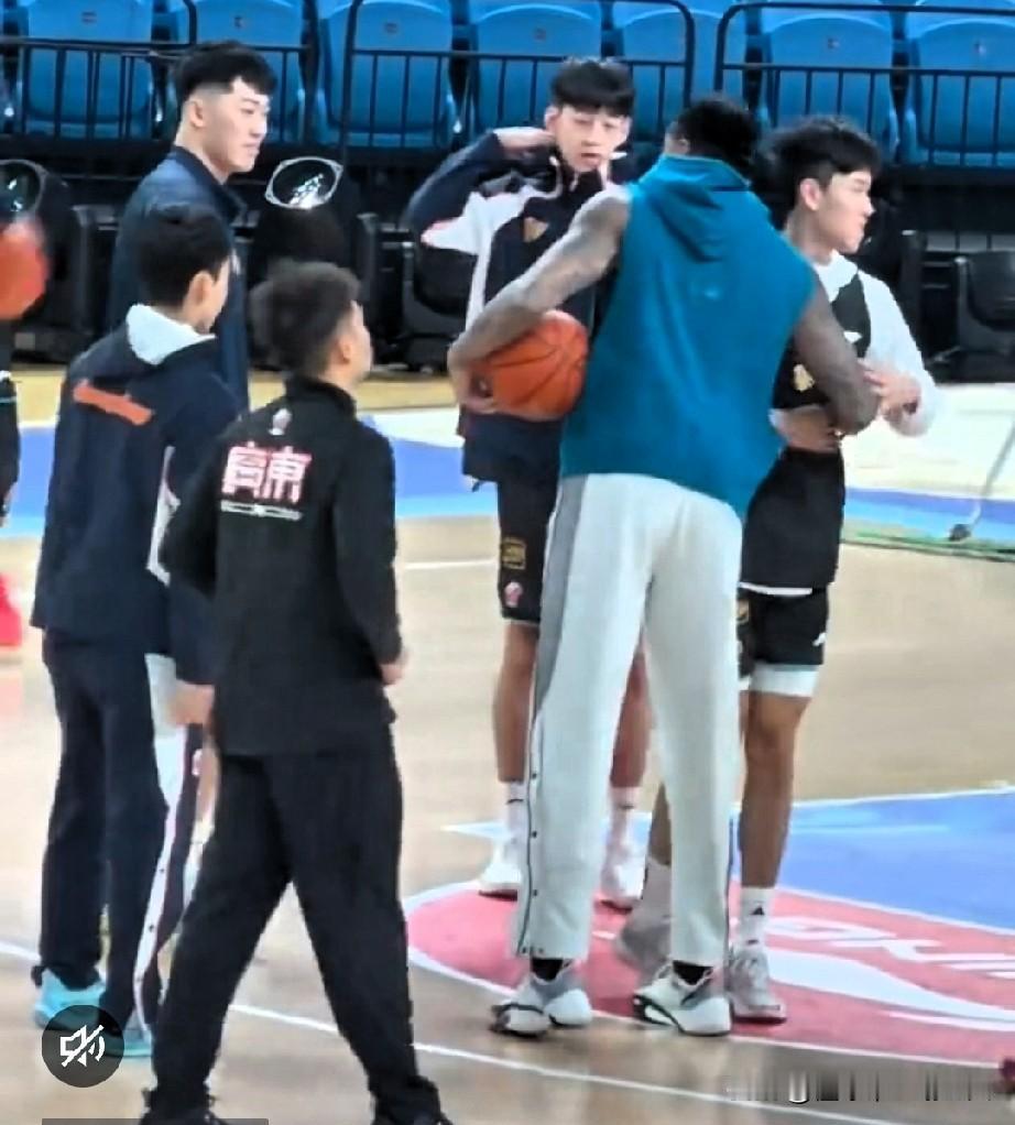 莫兰德偶遇踩场的广东男篮，全队都握手寒暄，唯独没看到徐杰，可能是个子太小不起眼的