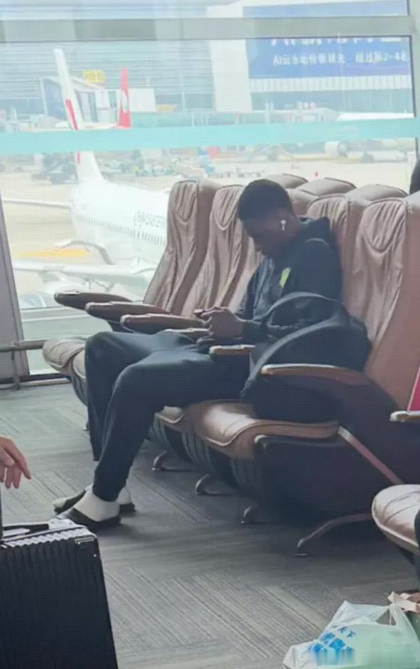 恩科洛洛确实是上午回京了，不随队去踢深圳了。回去先检查，具体伤情等检查结果，大家