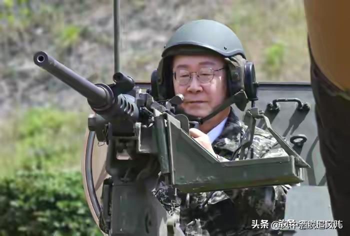 6月24日，韩国总统李在明专程登上延坪岛视察前线部队。一身防弹背心配战术头盔，他