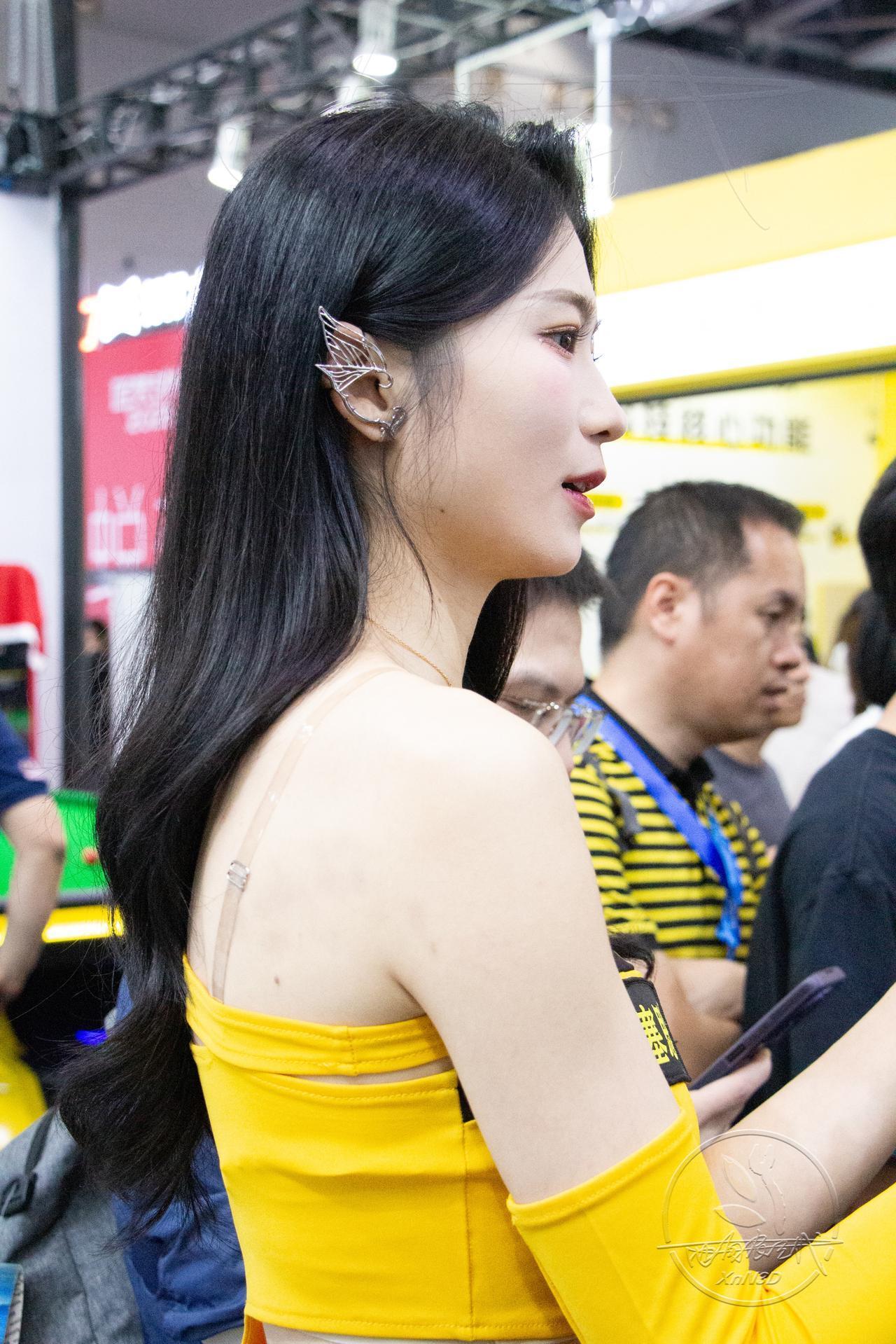 2025台球节上的美女模特