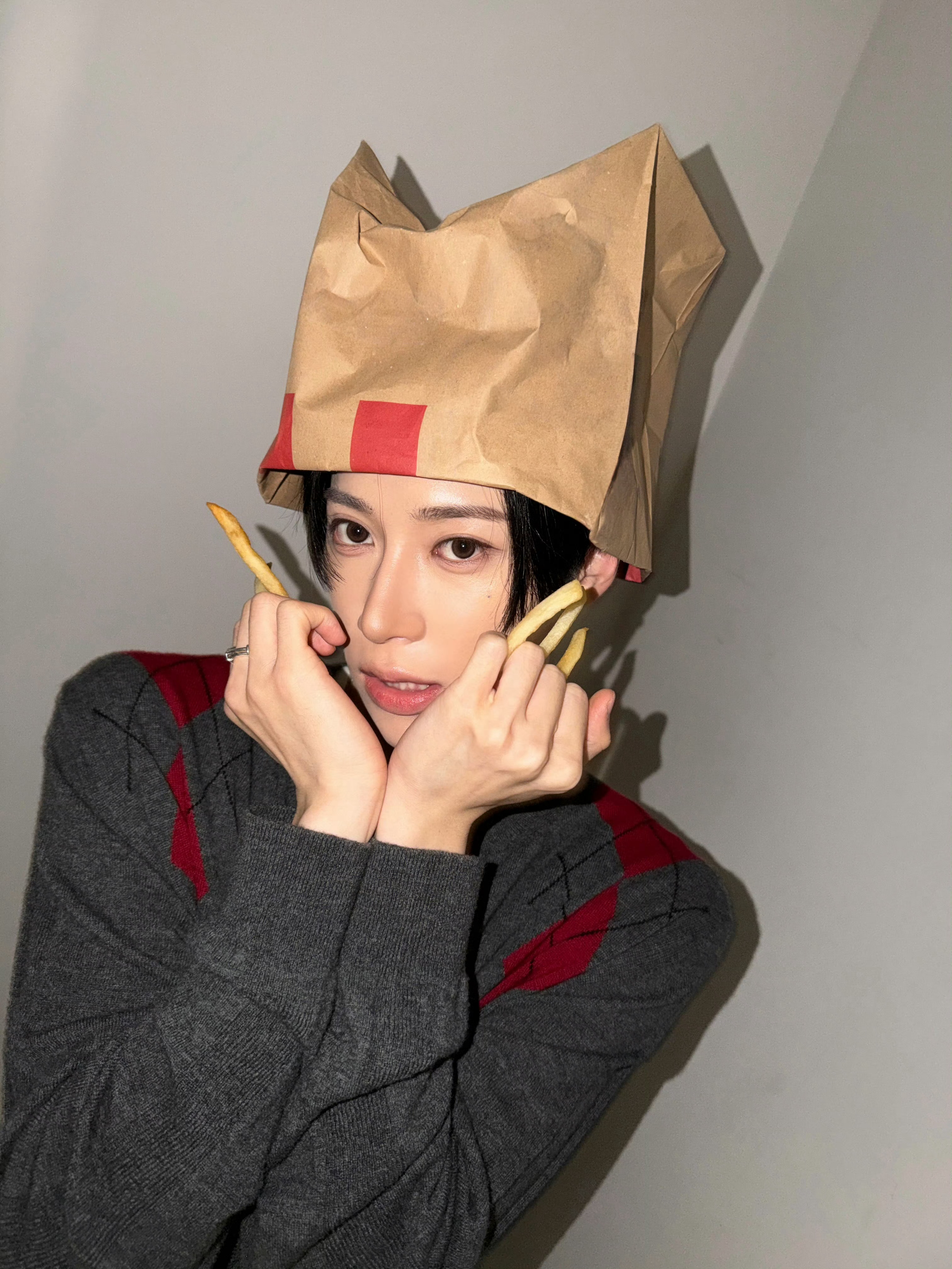 好心机一男的把纸袋捏成小猫耳朵 麦麦薯小猫我摸一把[抱一抱][抱一抱] ​​​