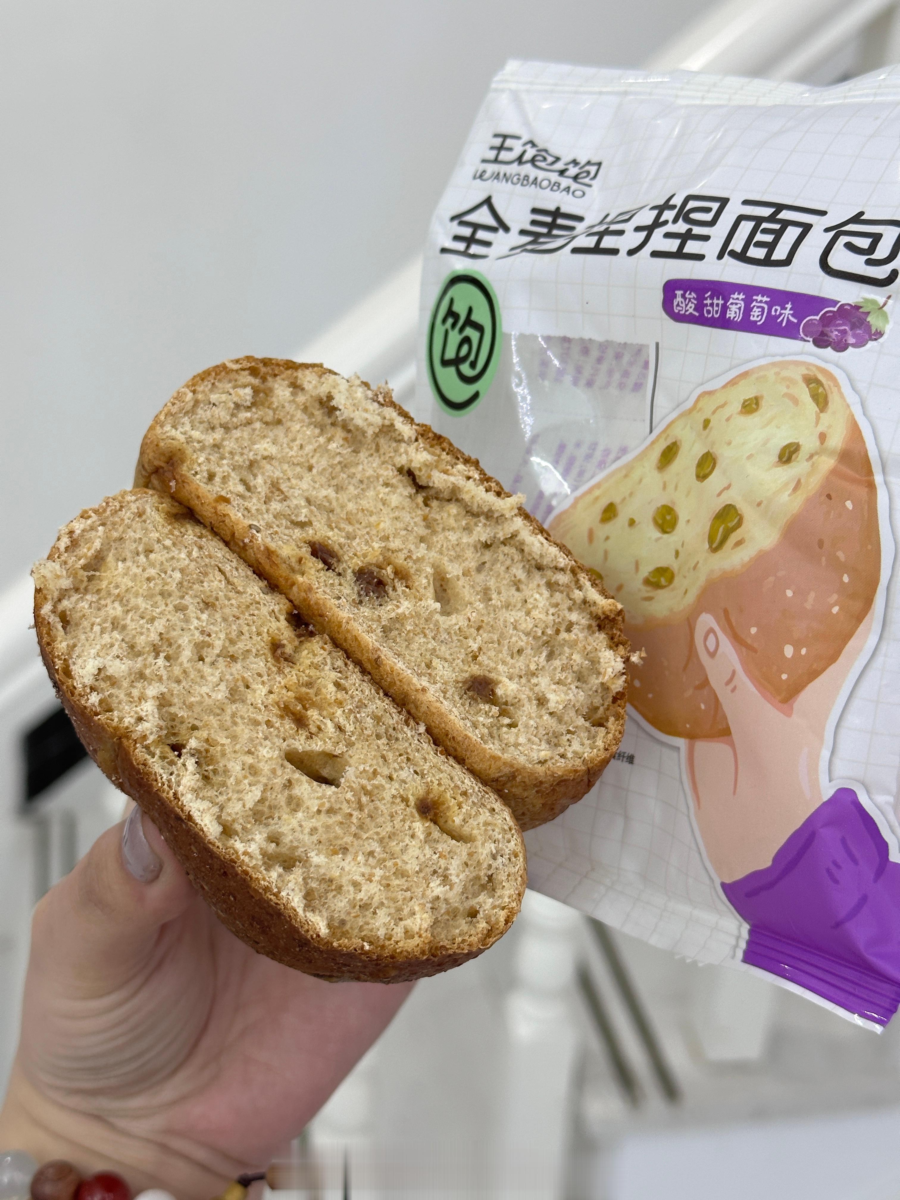 晚上吃的王饱饱的全麦捏捏包还有小饱碗因为昨天喝酒宵夜又吃多了 [汗]今天晚上拿来