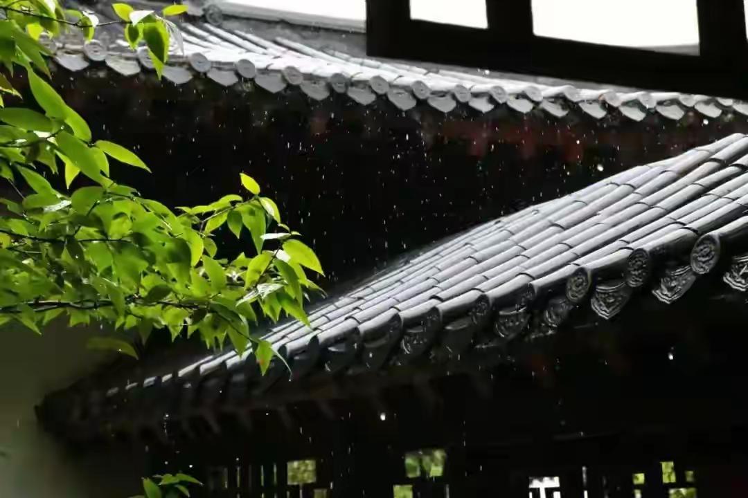 俄媒曝乌士兵欲性侵女子被无人机吓退 10月14日，俄媒曝光了一段惊人视频。画面里