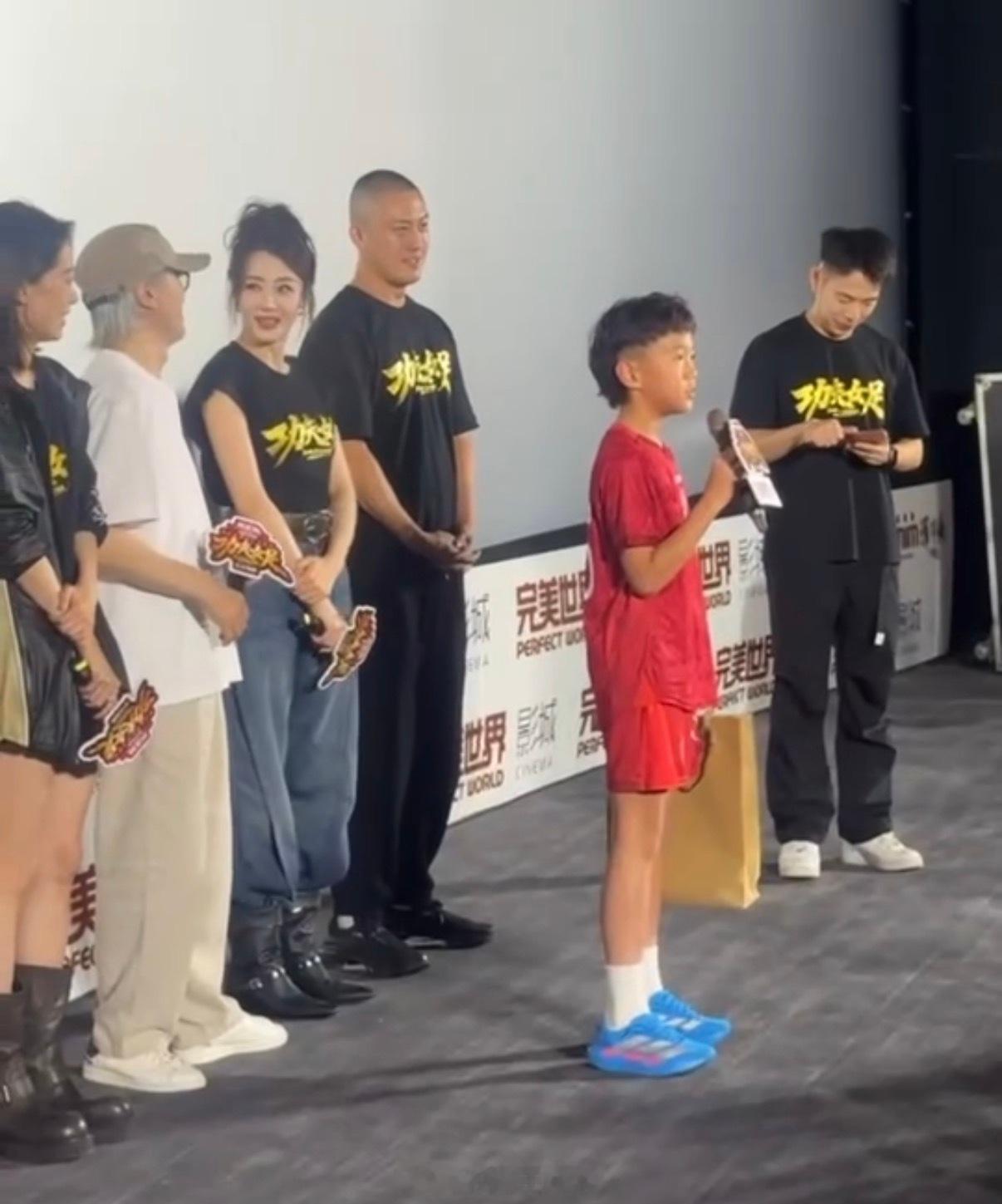 今天看到《功夫女足》首场路演，真的被现场一个踢球的小弟弟燃到了互动环节星爷突然点