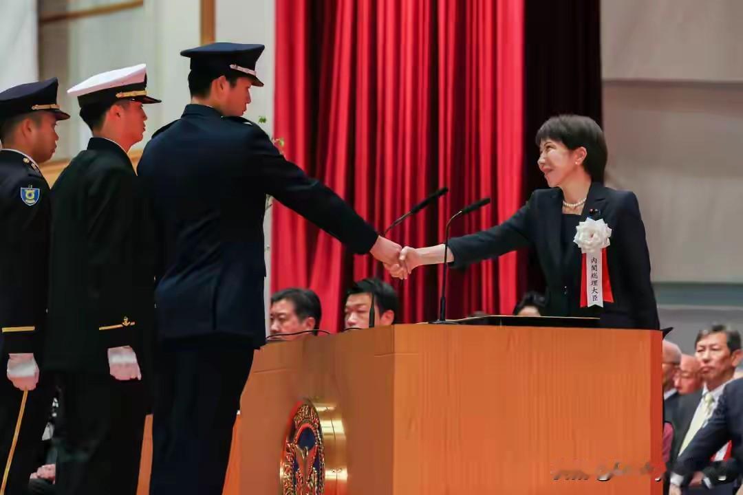 日本的混账逻辑一直是这样子：
一边说要跟我们打仗，一边埋怨我们不卖你材料生产武器