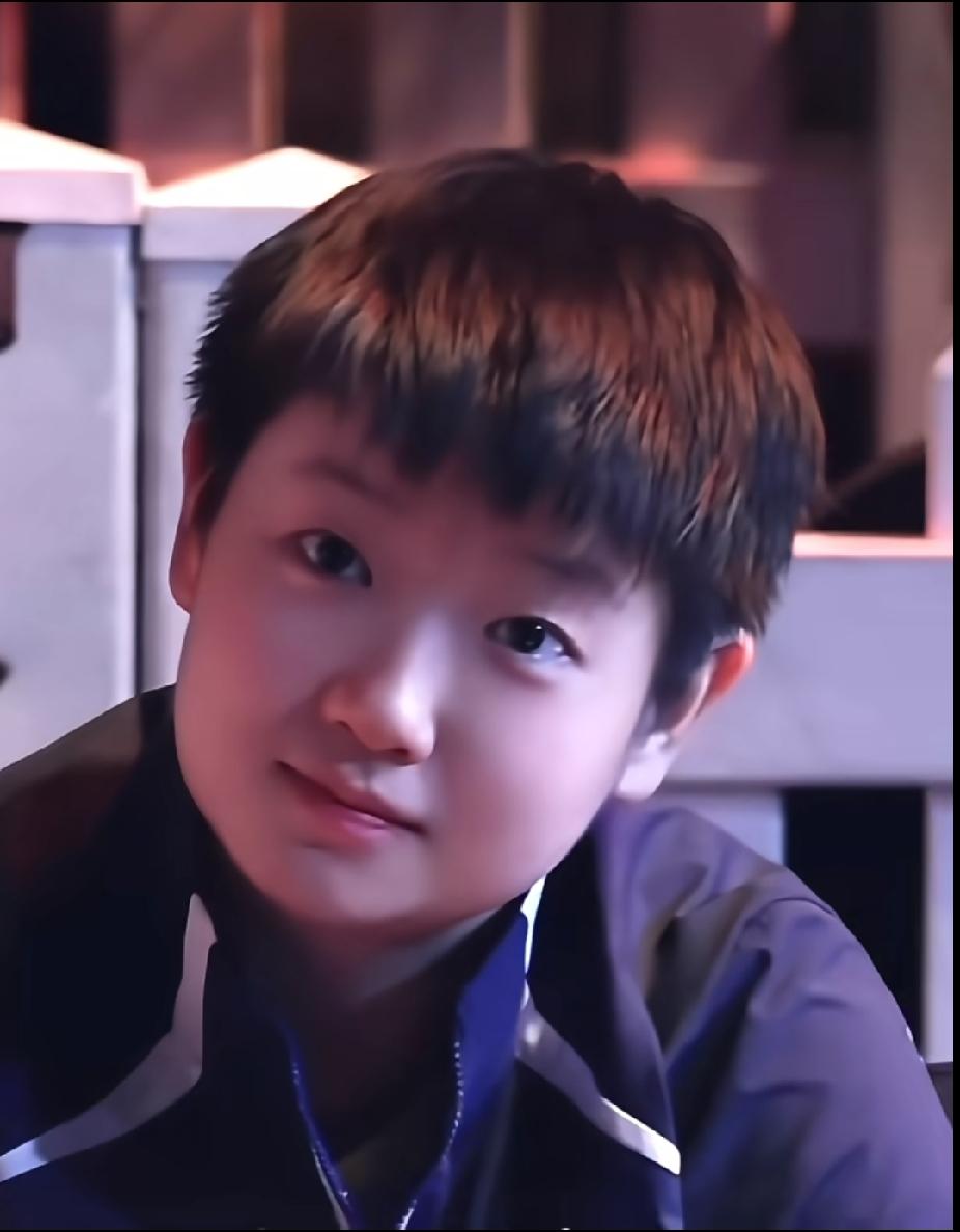 孙颖莎这组镜头也太犯规了吧！圆乎乎的脸蛋、亮晶晶的眼睛，软fufu的像颗裹着暖光