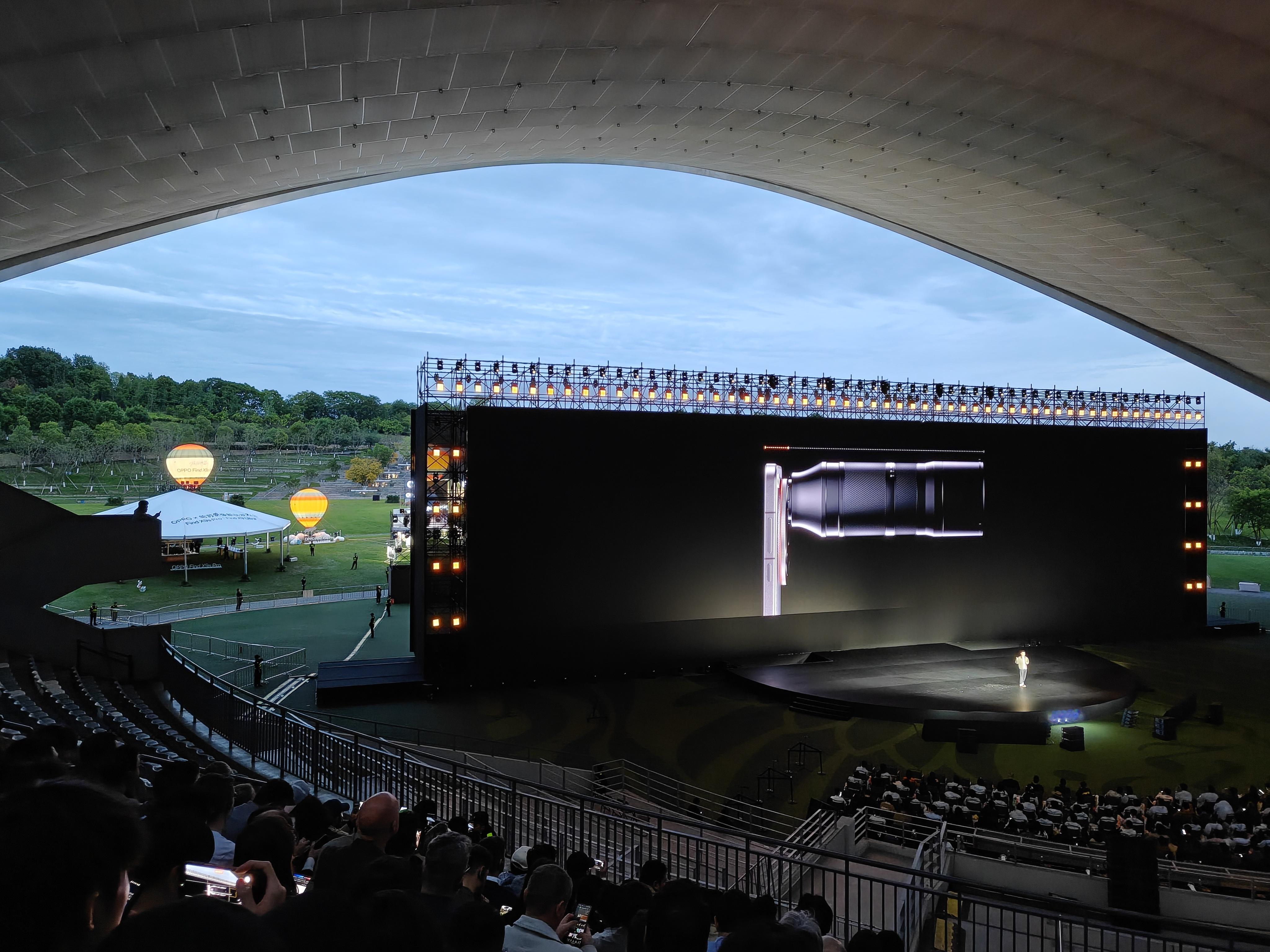 OPPO Find X9 Ultra发布会会场布置有点巧思大屏幕后面就是室外看到