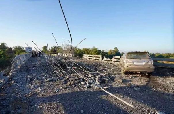 泰国人确实打得很聪明，不会去正面突击柬军火力严密的山地堡垒阵地，也不会去坦克突击