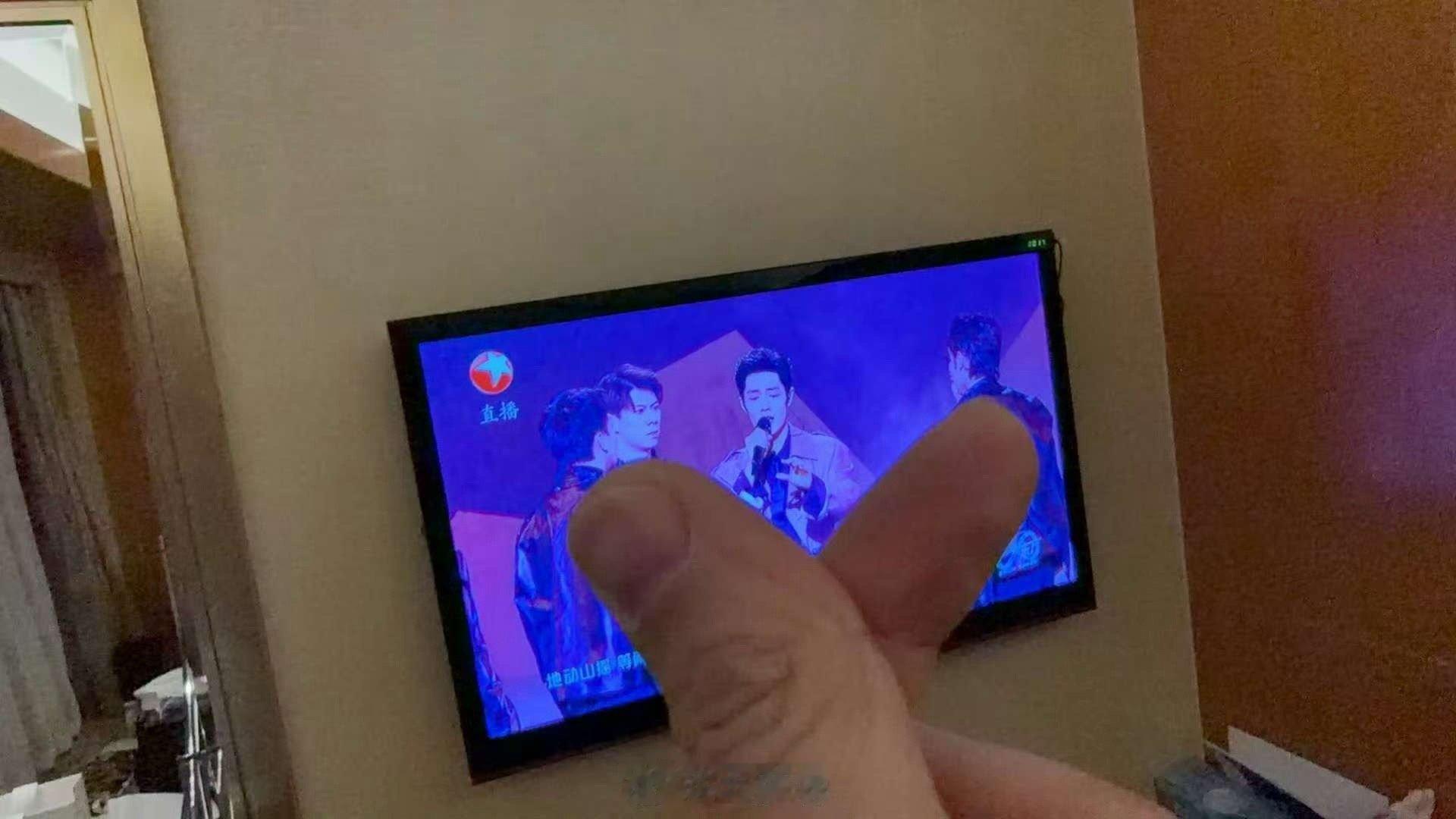 王彦霖对肖战比心王彦霖也看了肖战跨晚王彦霖也看了肖战跨晚，对肖战比心，