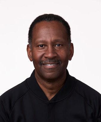 明天圣诞大战火箭对阵湖人裁判组出炉：▪️James Capers（19号图1）▪