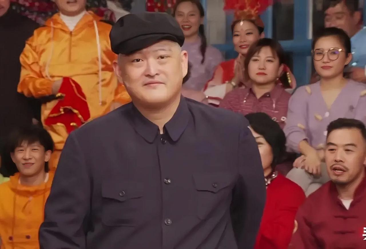 赵本山的儿子赵一楠模仿亲爹，真是惟妙惟肖，除了胖了点，简直就像复制粘贴。
小黑帽