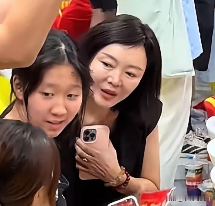 顺德之夜：胡明轩妈妈到顺德现场观赛
​胡妈妈似乎和旁边的观众非常熟络

8月17