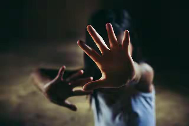 这种人，应该从严处理！太可恶！
最近看到两起老师侵犯学生的新闻，真让人愤怒。山西