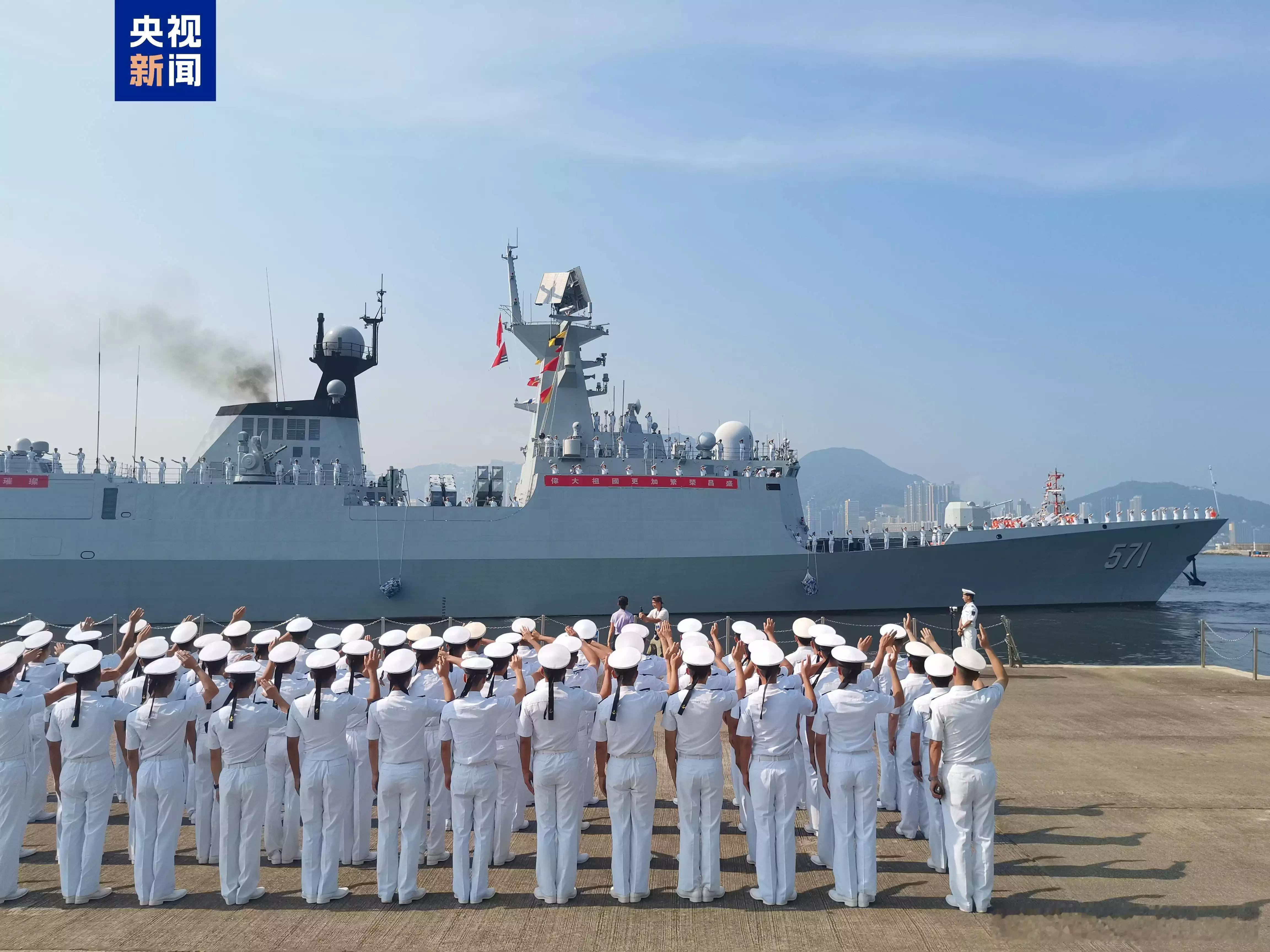 7月7日上午，山东舰航母编队将陆续返航离开香港。9时许，运城舰率先离开昂船洲军营