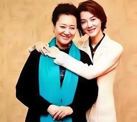 这娘俩好像不咋拍戏了。尤其是女儿，长得比妈妈俊俏，演技也好，却越来越低调平淡，用