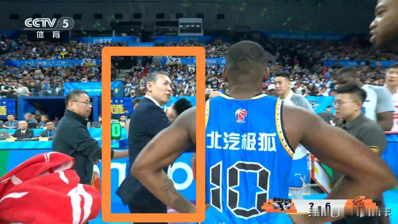 北京北汽主帅许利民真是怒不可遏！在今天北京北汽主场迎战深圳马可波罗的比赛中，当时