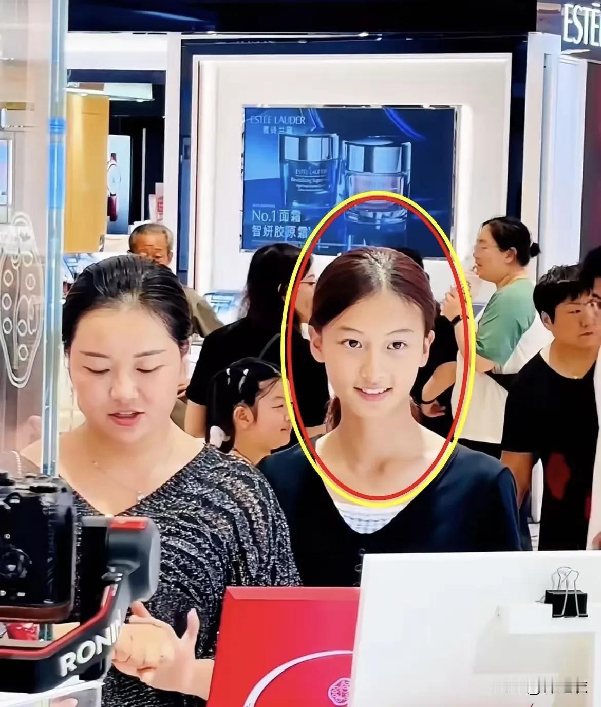 对这个小姑娘我没意见，因为她长得确实好看，只是她现在年纪还小，还是需要父母引导。