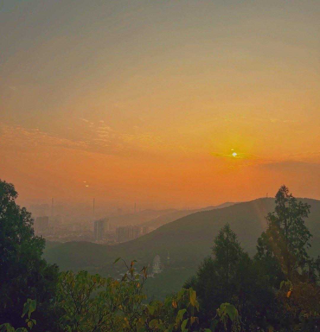 登顶了，气喘吁吁，但风景很美，值得！ 