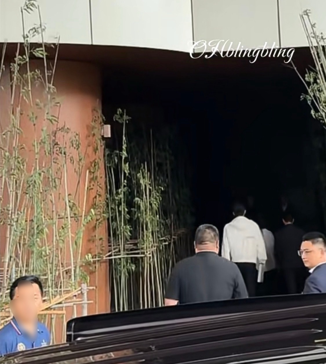 刚结束白玉兰开幕式凌赫飞奔到达苏州继续开推拍摄甚至手里还拿着刚才开幕式收到的聘书