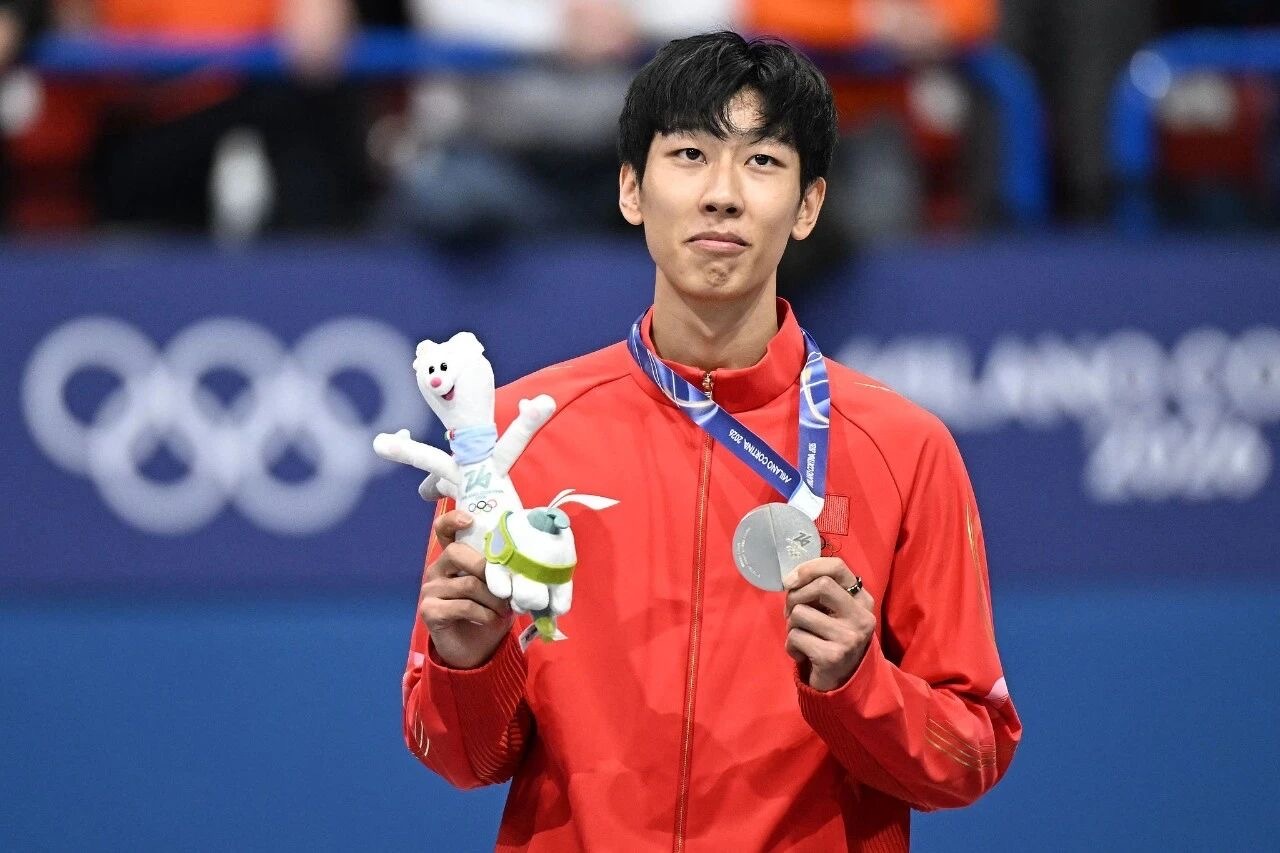 孙龙短道1000米银牌 赛后孙龙接受了中央电视台采访，他表示要沉稳应对。“把每一