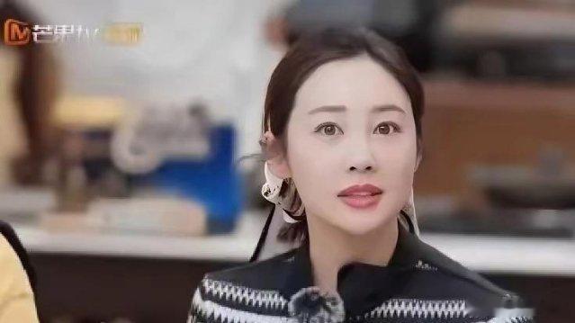 李纯在节目里哭了。她说自己北漂14年，搬了11次家，8000块押金被黑中介吞了，