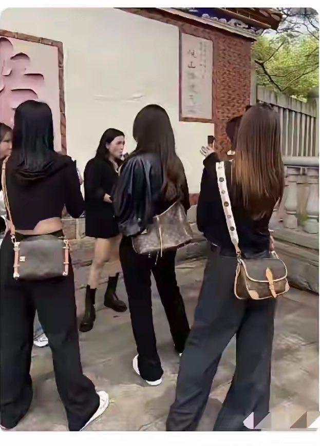 很奇怪，女人几乎出门必带包，而男人则很少有人随身带个包！这是为什么？难道男人出门