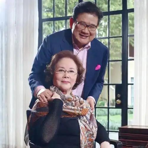 她曾是央视主持人，年轻时吞300颗安眠药轻生，被抢救7天7夜，如今已移居海外
 