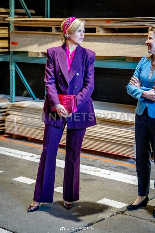 3.19 荷兰玛克西玛王后参观荷兰铁路现代化改造项目，裤装来自zara 