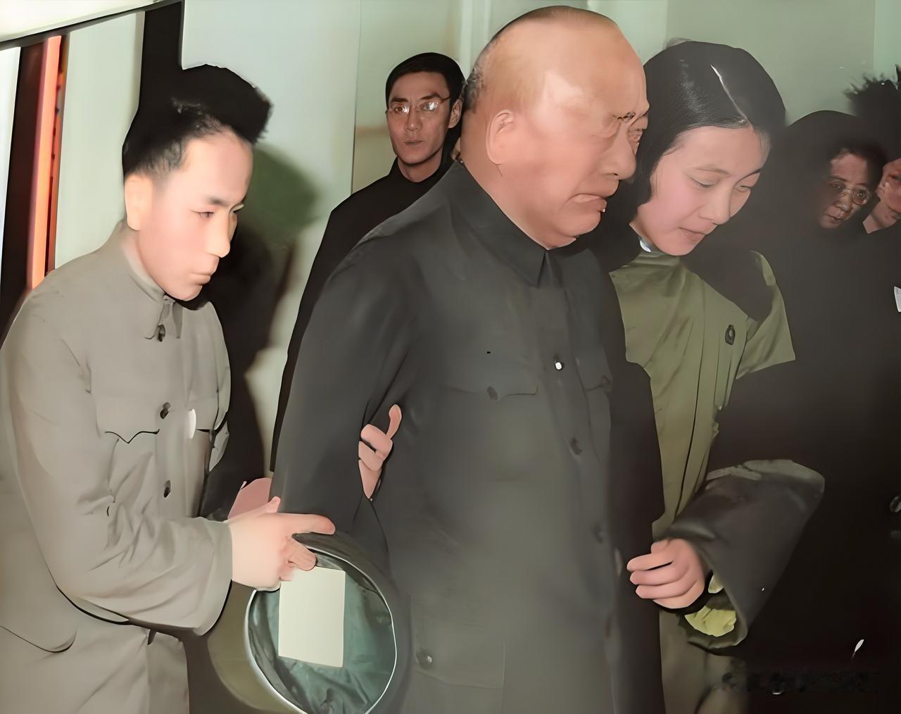 🍁1976年1月，正在广州疗养的独臂将军余秋里，接到王震急电，得知总理病危，当