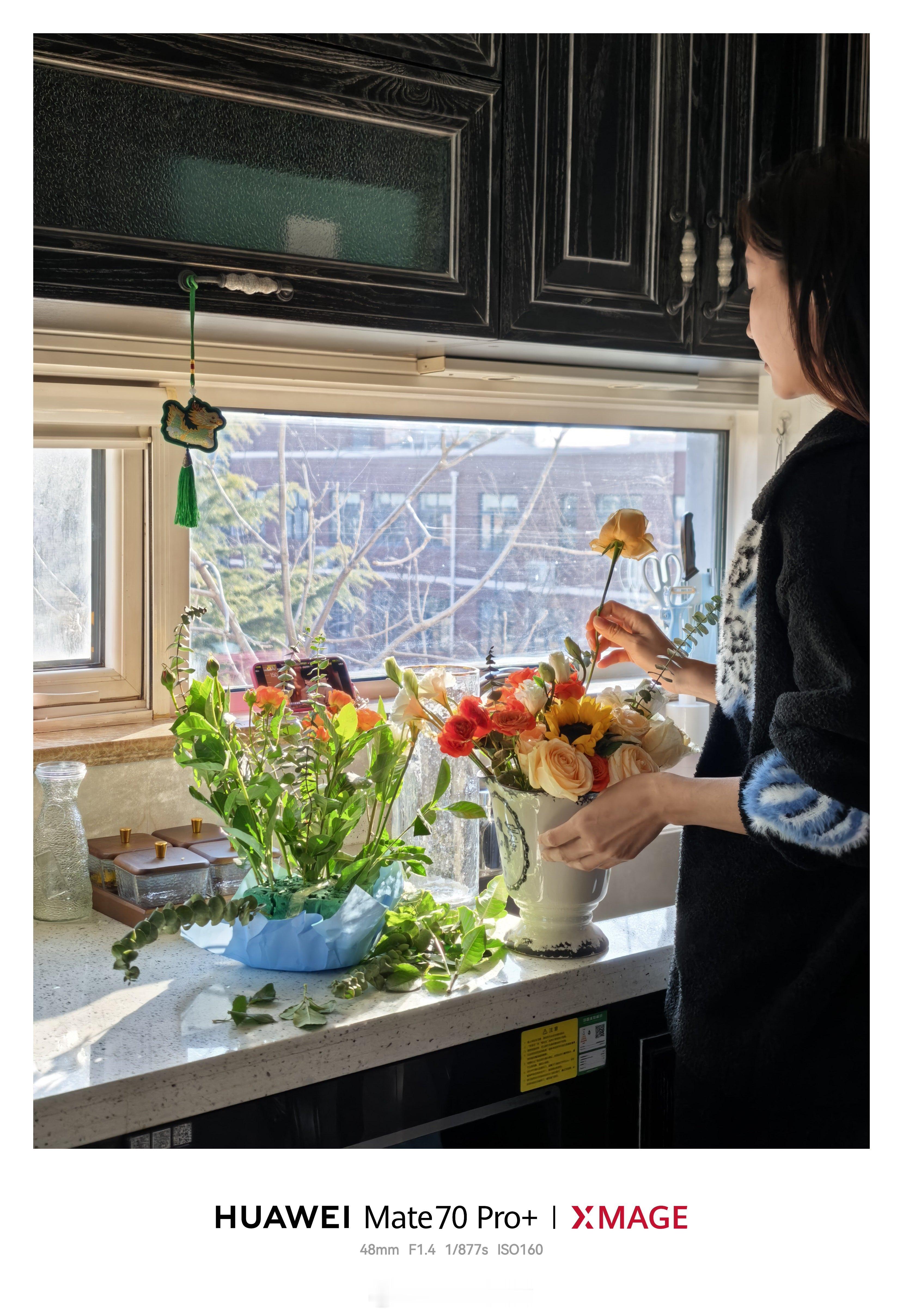 媳妇学美术的，挺爱在家捯饬鲜花这不把昨天活动送的鲜花重新装盆了插的好看吗？ 