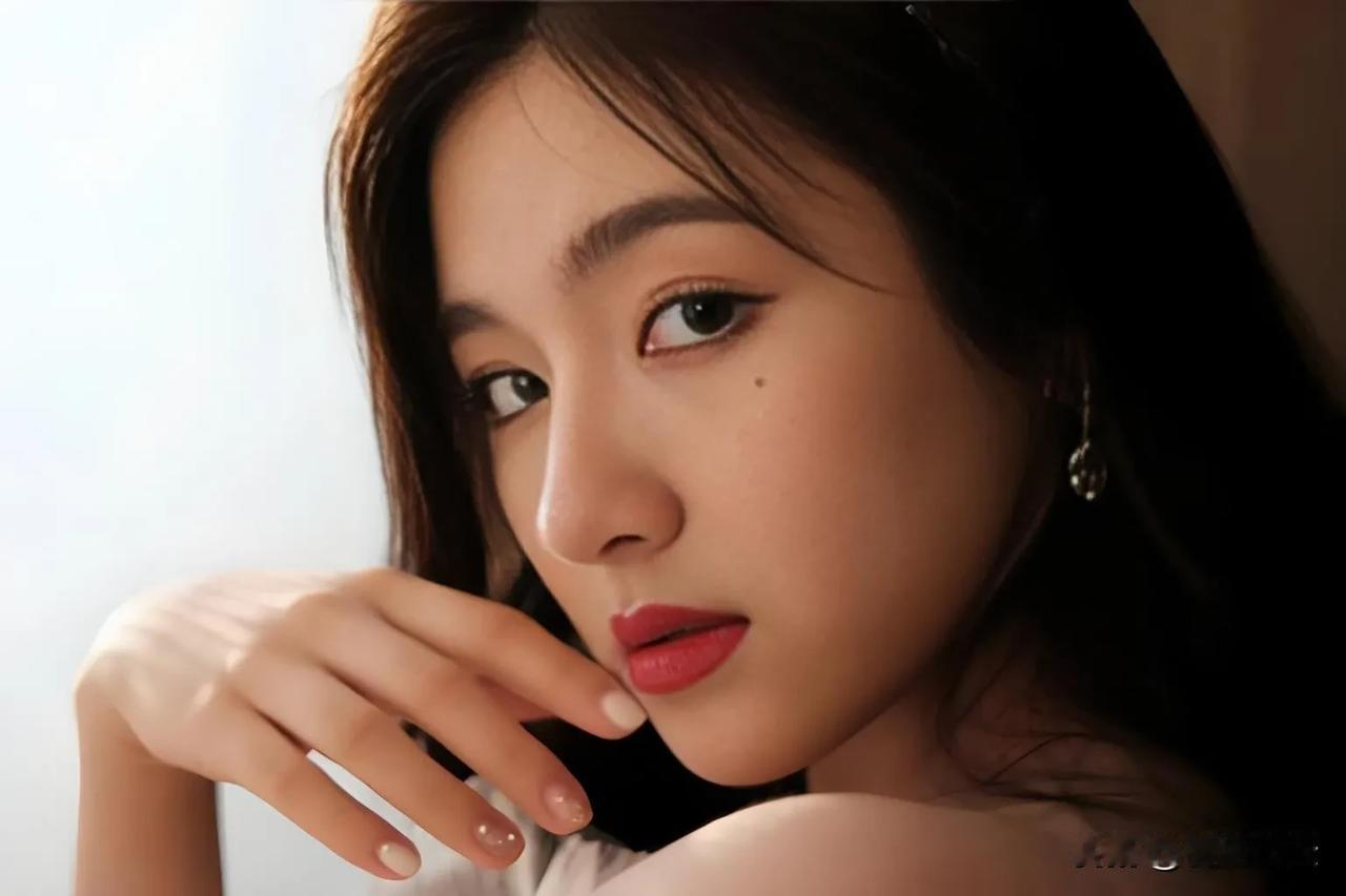 李兰迪清水出芙蓉
在中国影视界有一位九零后的女演员，她的名字叫李兰迪。鹅蛋形的脸