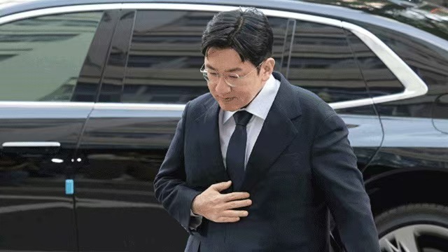 方时赫再被警方传唤方时赫涉嫌在HYBE上市中牟取1900亿韩元方时赫涉嫌在HYB