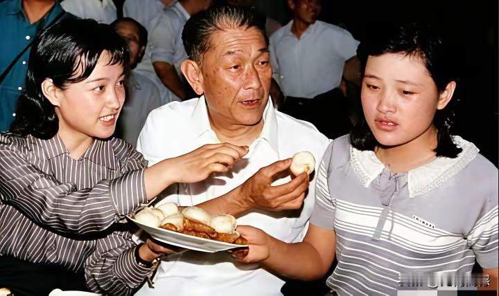 刘晓庆和陈冲，两个人当年长得比较像，当看到这张老照片时，真有点分不清哪一个是刘晓