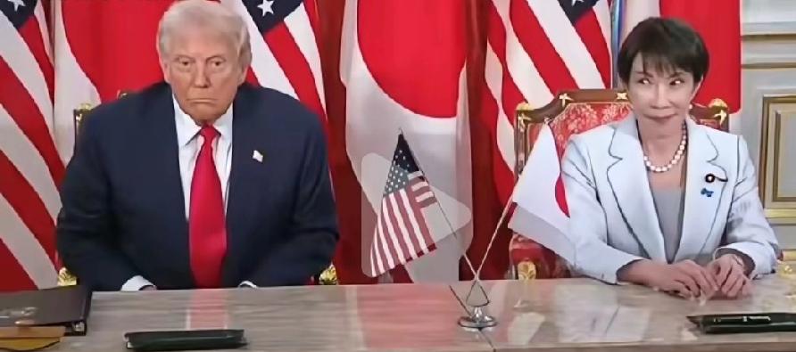 高市早苗和和特朗普签署协议，两人表情亮了！高市媚眼十足，特朗普呆若木鸡，像丢了一