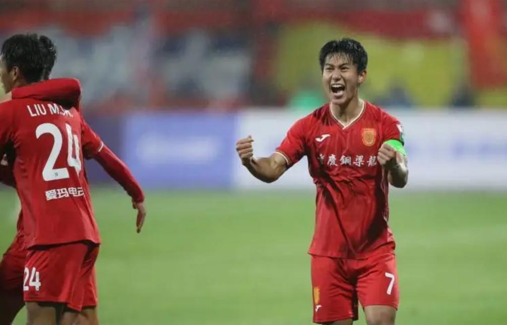 中甲"武磊接班人"，中超18场只进2球。他才22岁，就有人说进不了国家队了
重庆