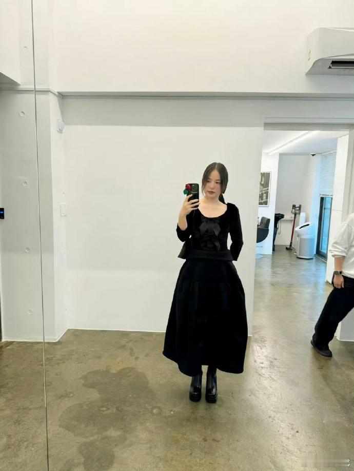 闵孝琳更新对镜自拍 闵孝琳ins更新：“大家好，我是闵孝琳。也请多多支持我作为妈