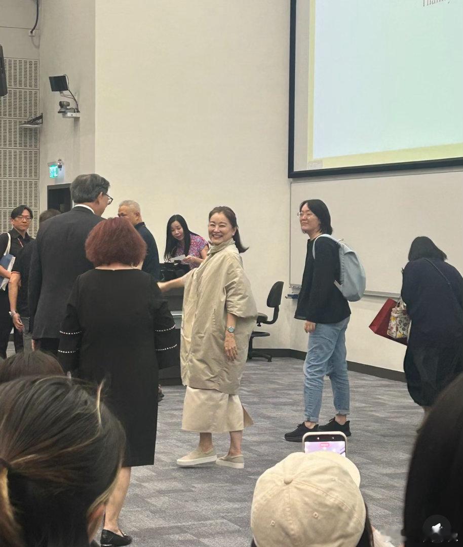 72岁的林青霞，没有医美痕迹但依然很从容 