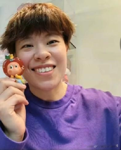 王艺迪烫头发了，评论区还都叫迪哥。
王艺迪终于下决心改变了，不再是沉闷的锅盖头，