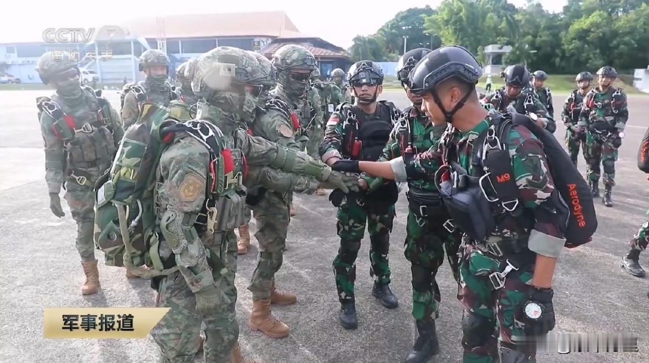 中国与印尼的联合演习，不得不说，双方官兵的作训服和单兵装备，差异很明显。
从目前